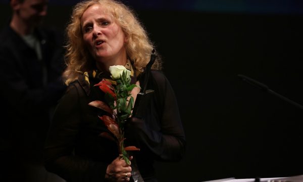 Sylke Enders, Regisseurin von SCHLAMASSEL nimmt Preis für Schauspielerin Mareike Beykirch entgegen © FILMLAND MV / David Harms
